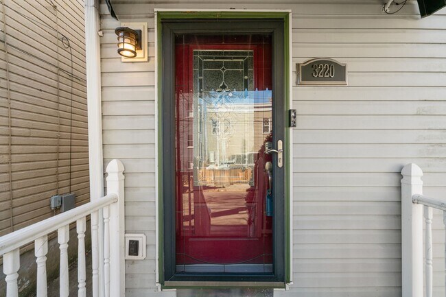 Building Photo - Charming 3 Bedroom/4 Bathroom Detached Home Located In The South Side Flats.  Available Immediately.