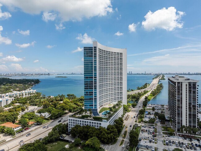 Foto del edificio - 601 NE 36th St