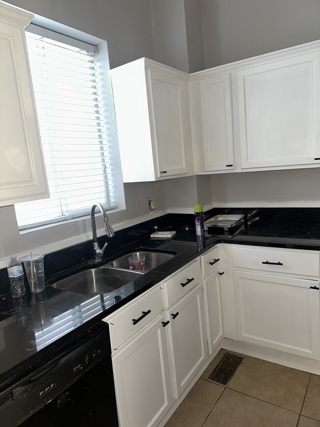 Granite Counters, Stainless Appliances - 1905 Ivy St House