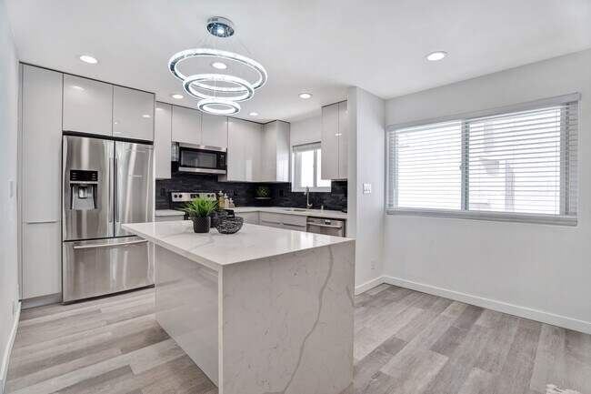 Foto del edificio - 10614 Eastborne Ave