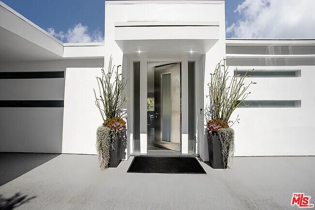 Foto del edificio - 1464 Sunset Plaza Dr