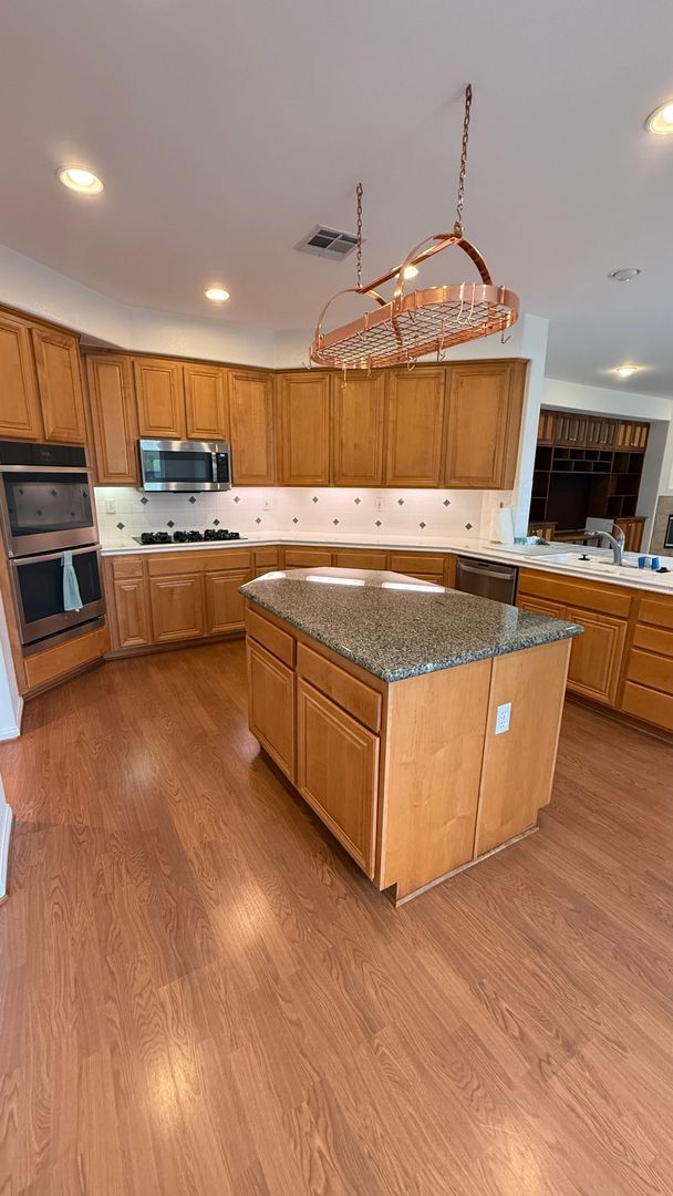 Foto del edificio - Spacious 4-Bedroom 3.5-Bath with Bonus Den...