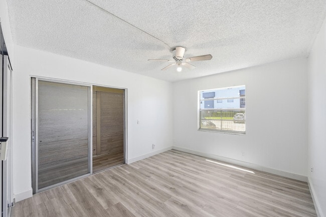 Building Photo - 452 Normandy Ln
