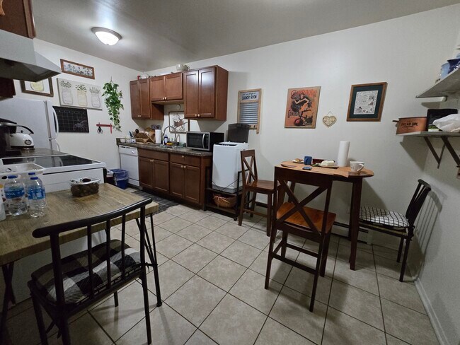 Cocina - 4521 S Ahmedi Ave