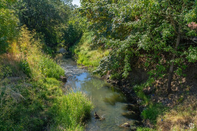 Vistas de Fanno Creek - Urban Living at Fanno Creek