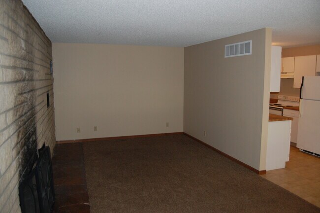 Sala de estar en el primer piso 23'x11' - 4945 Walker Ave