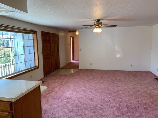 Building Photo - Large 2 Bedroom Hucrest Home!