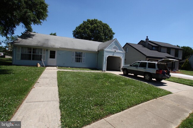 Building Photo - 1179 S Farmview Dr