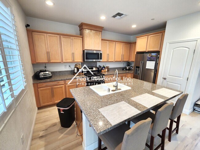 Foto del edificio - Updated 4bd/3ba Roseville Home with 2 Car ...