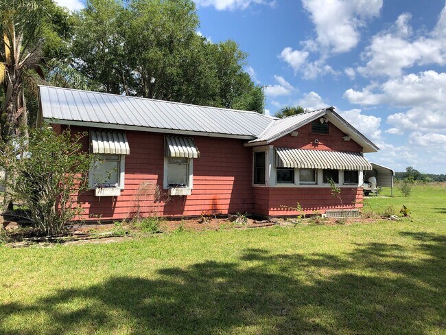 Building Photo - Quaint Deland lakefront home - Available 4...