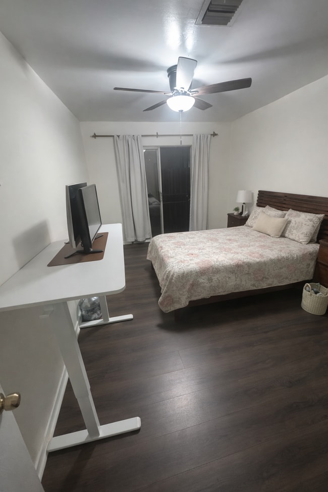 Building Photo - 160 W 49th St