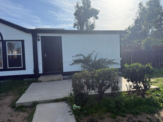 Foto del edificio - Work & Live on beautiful piece of property