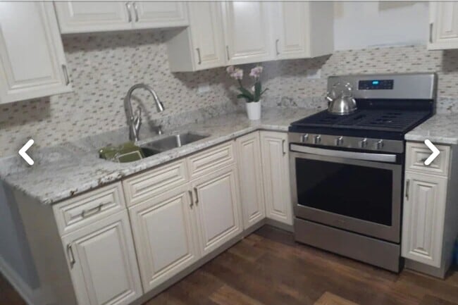 Building Photo - 4209 W Kamerling Ave