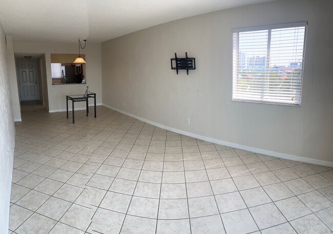 Building Photo - 2 bedroom 2 bath condo with spectacular views