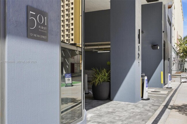 Foto del edificio - 121 NE 5th St