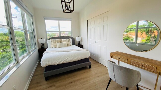 Foto del edificio - 1000 SW 12th Ct