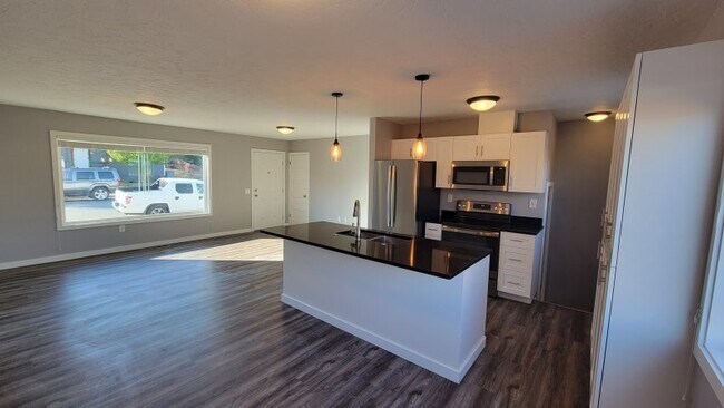 Building Photo - 1414 Keller Ave