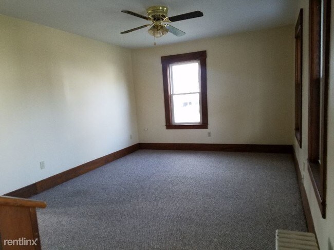 Building Photo - 2 br, 1 bath Apartment - 124 Elm St