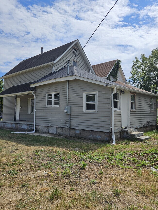 Building Photo - 2411 Cedar St