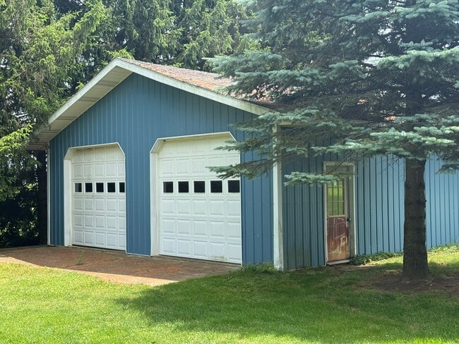 Building Photo - 16664 J Dr S