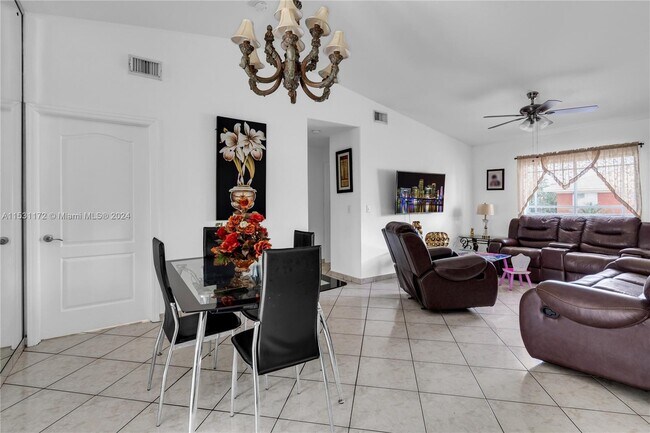 Foto del edificio - 11053 W Okeechobee Rd