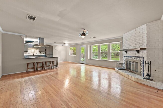 Foto del edificio - 6511 Lancret Hill Dr