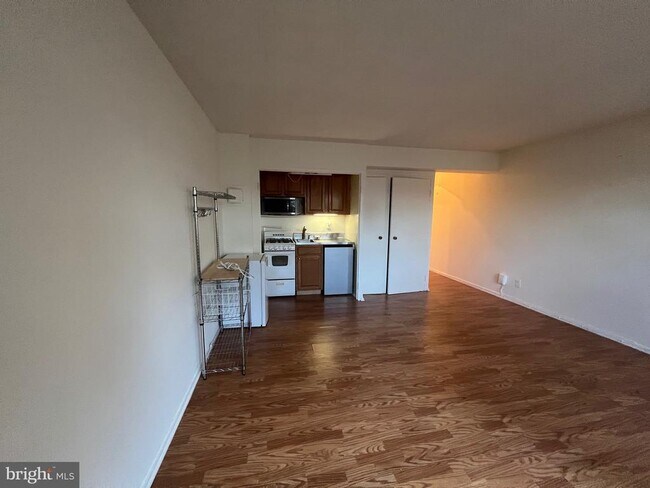 Foto del edificio - 1801 Clydesdale Pl NW