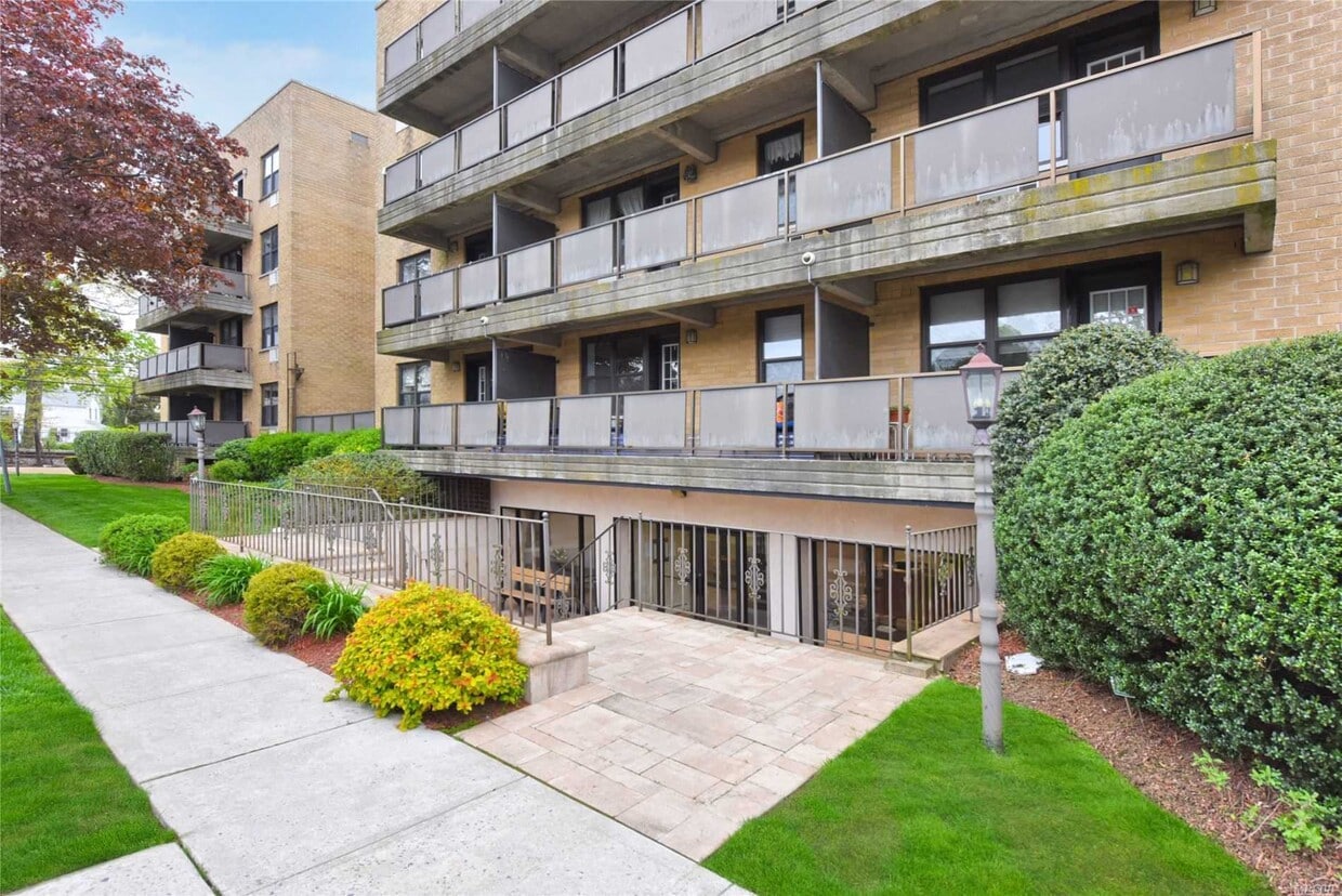 101 Jackson Ave Unit 2K, Mineola, NY 11501 Apartment for Rent in