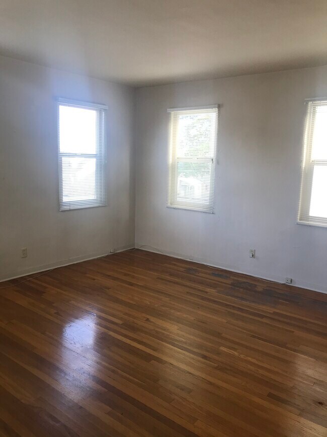 Building Photo - 419 Forest Ave