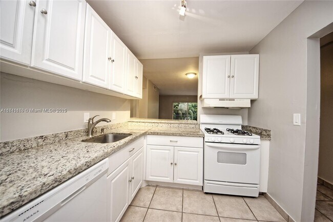 Foto del edificio - 6886 N Kendall Dr