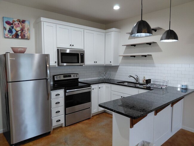 Foto del edificio - Affordable & Charming 1 bed and 1 bath with all bills paid including lawn care!
