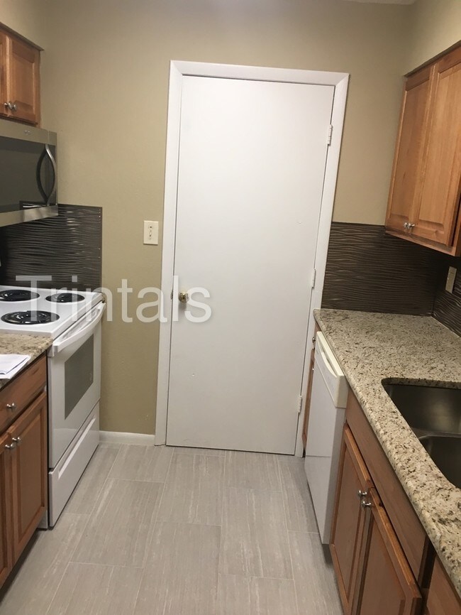 Building Photo - Well maintained condo within minutes of usf.