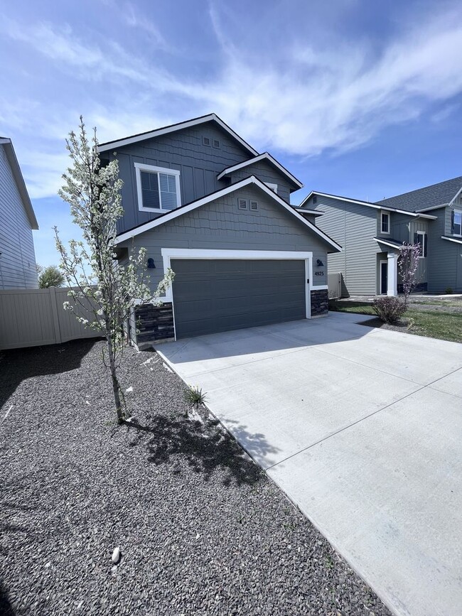 Building Photo - Central Located 4 bed 2.5 bath home