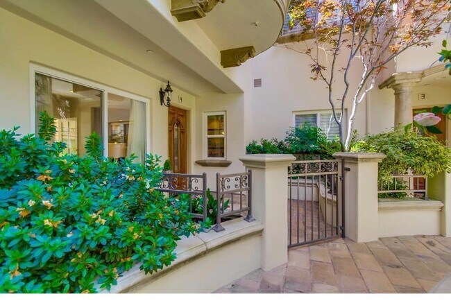 Unit Entry - 242 E Glenarm St