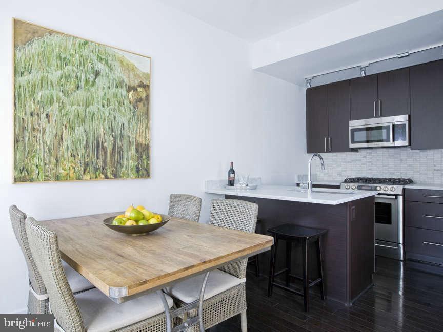 Foto principal - 3250 N St NW