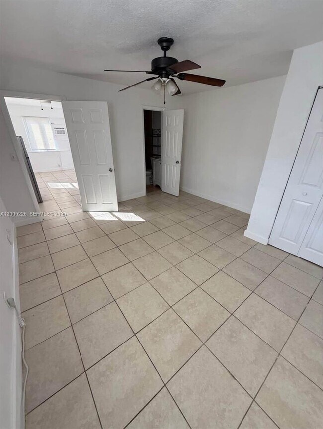 Foto del edificio - 5731 Flagler St