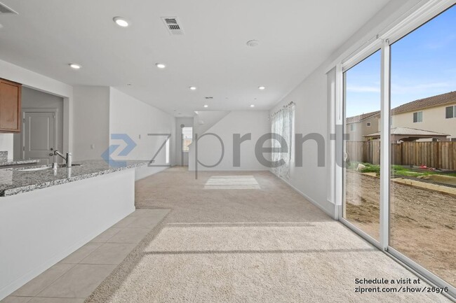 Foto del edificio - 5584 Trinity Lakes Ln