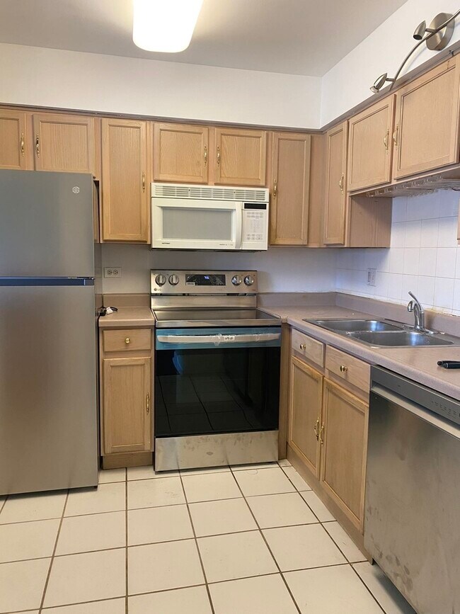 Building Photo - 259 W Ct of Shorewood