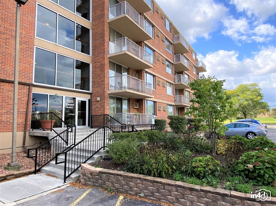 2200 S Stewart Ave Unit 3J, Lombard, IL 60148 Condo for Rent in