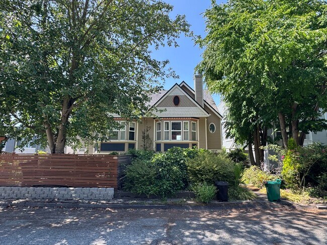 Building Photo - Stylish 3BR Queen Anne Townhome