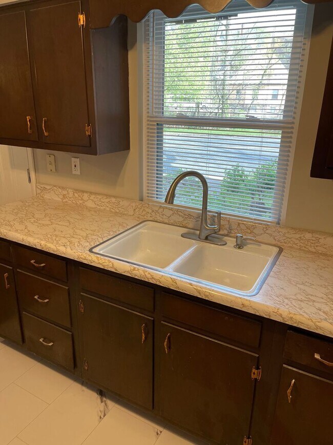Building Photo - Cozy 2 BR / 1 Bath Townhome in Turtle Creek