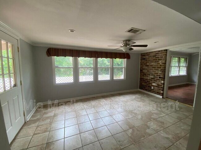 Building Photo - 228 Kensington Dr