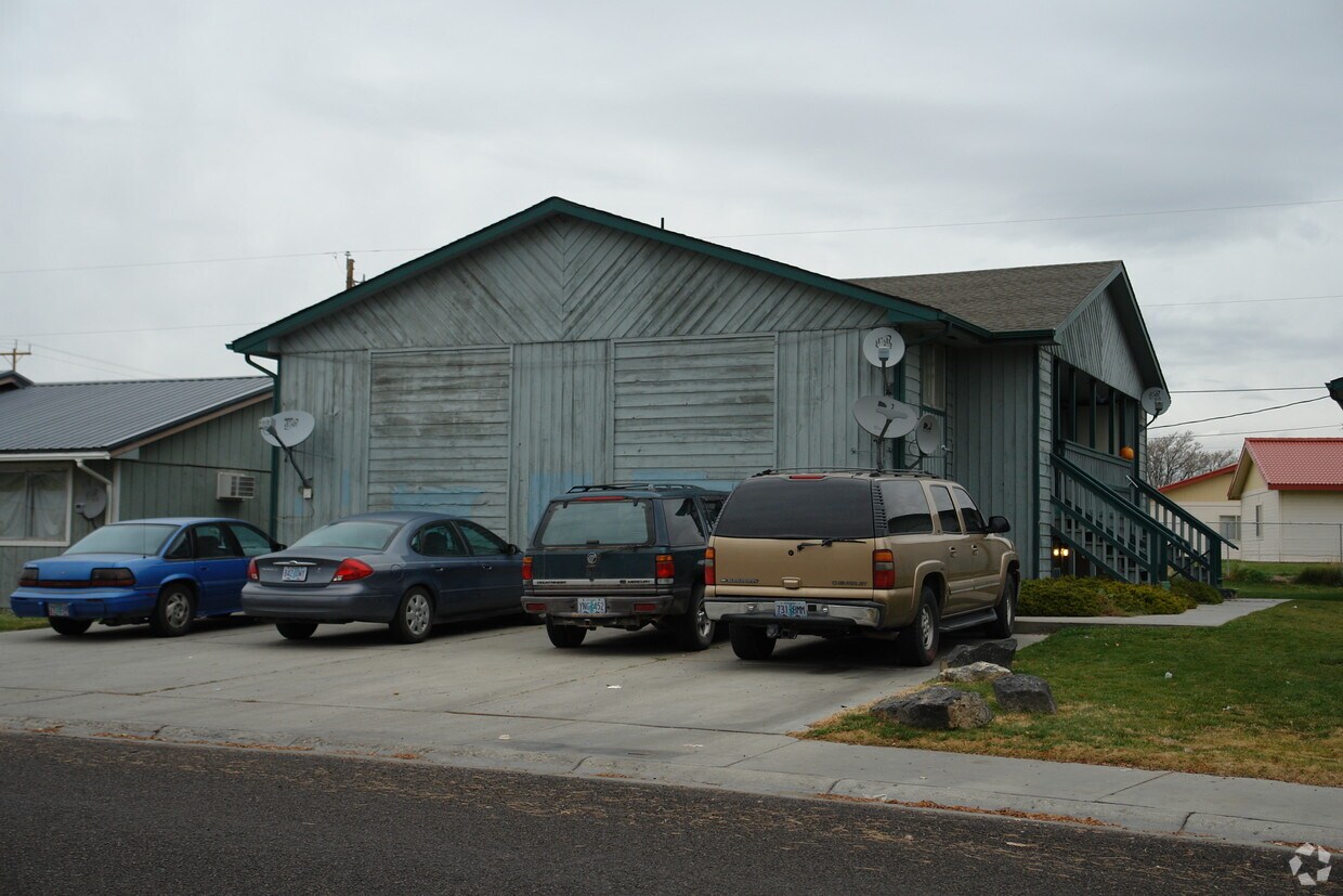 Spring Gardens Apartments - Mills Manor South