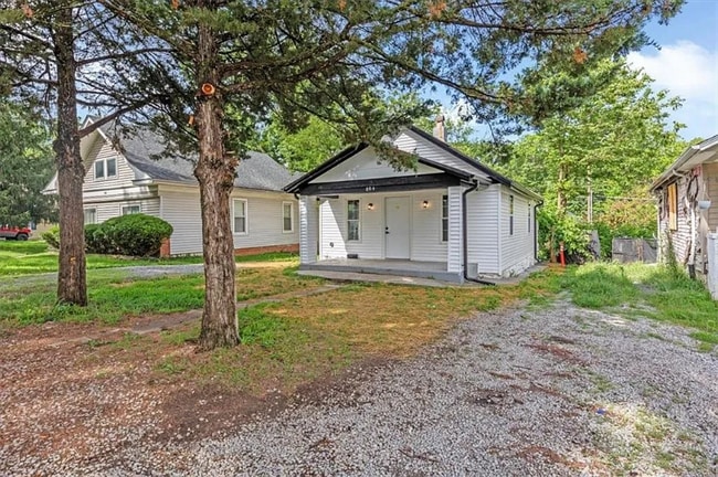 Building Photo - 804 S Cedar Ave
