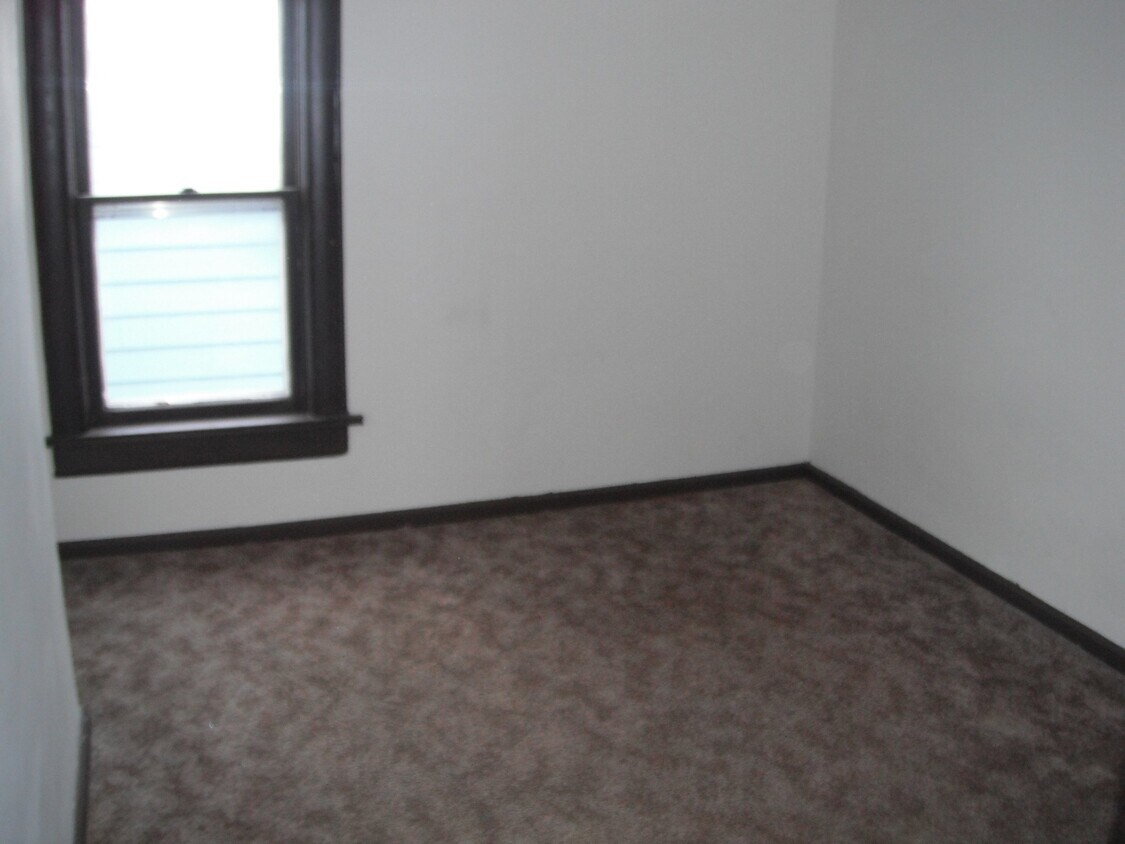 Building Photo - 209 Paul Ave N