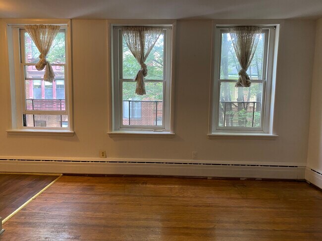 Building Photo - 344 S 4th St