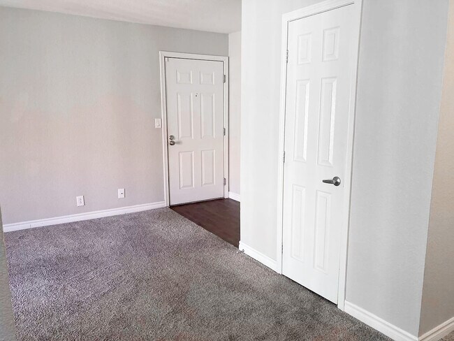 Entrance - 5060 Indian River Dr