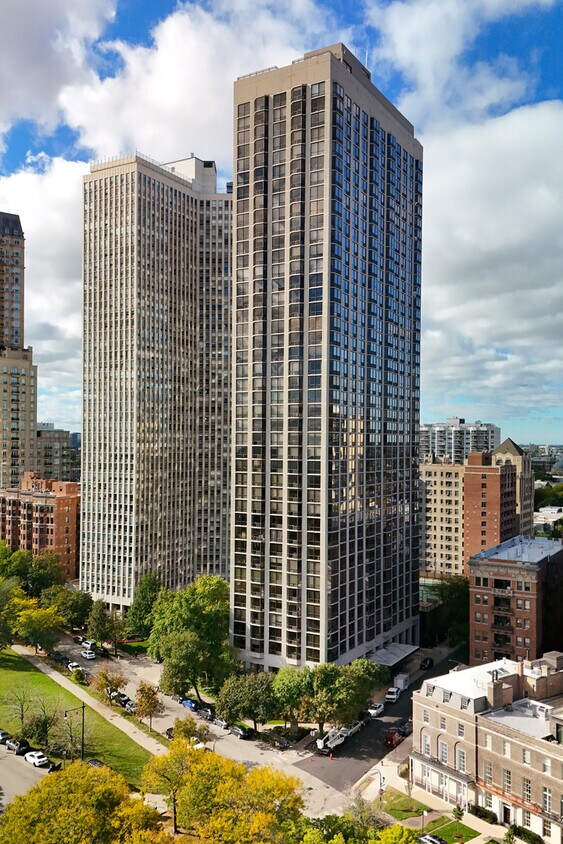 Foto principal - 2650 N Lakeview Ave