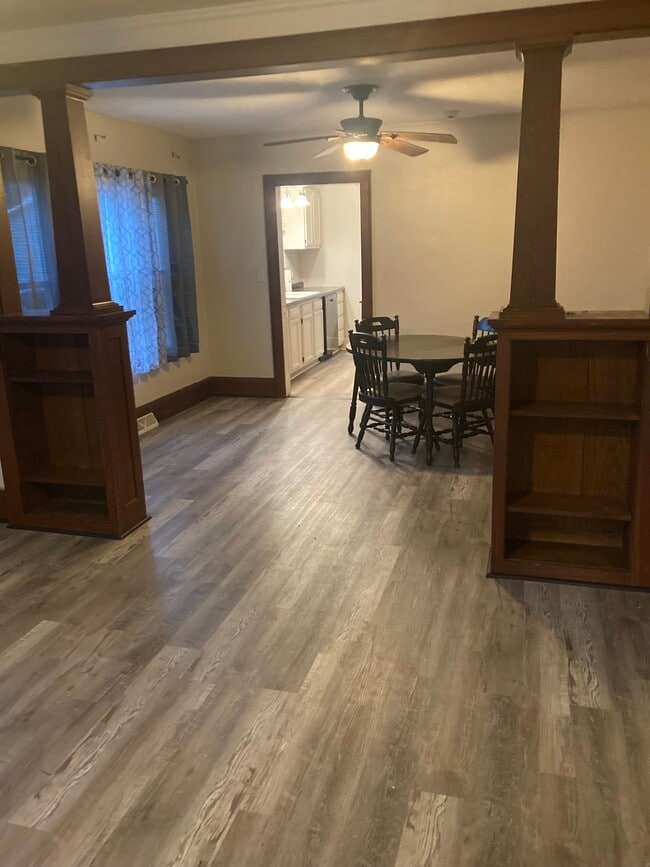 Building Photo - 1416 St Lawrence Ave