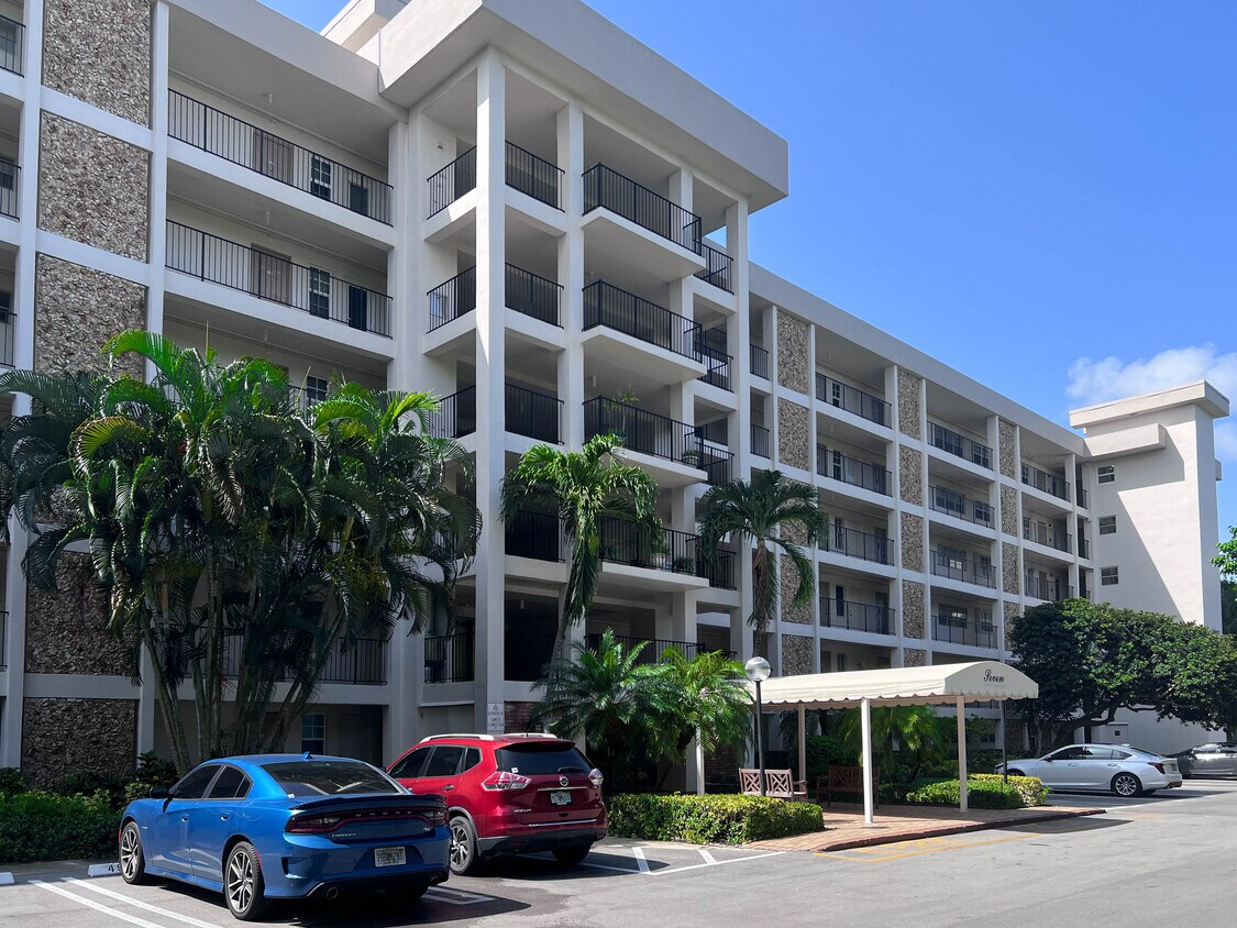 2801 N Palm Aire Dr, Pompano Beach, FL 33069 Condo for Rent in